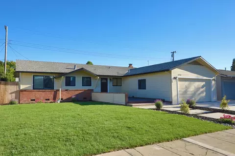 Exterior - 1712 W Locust St, Lodi, CA 95242 photo 3 of 7
