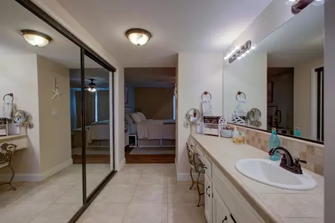 Bath - 2453 Hemlock Ct, Merced, CA 95340 photo 1 of 3