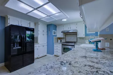 Kitchen - 2453 Hemlock Ct, Merced, CA 95340 photo 3 of 3