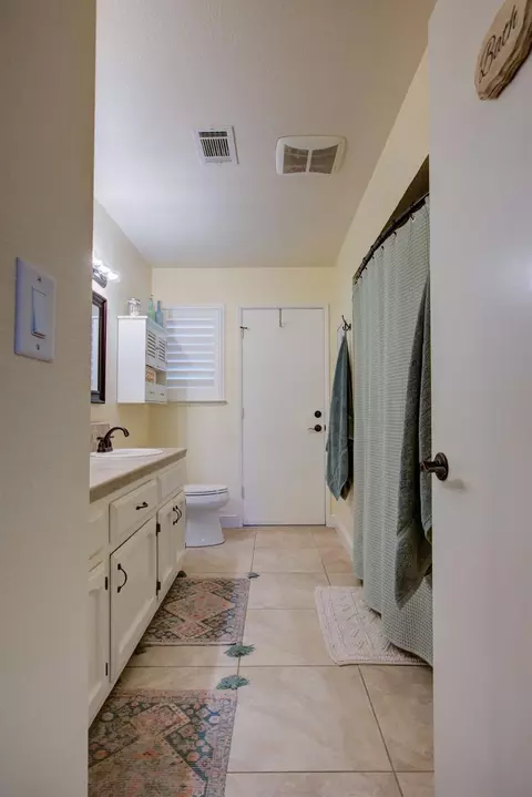 Bath - 2453 Hemlock Ct, Merced, CA 95340 photo 3 of 3