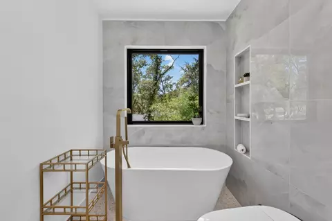 Bath - 7801 Law Ln, Loomis, CA 95650 photo 2 of 4