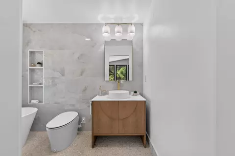 Bath - 7801 Law Ln, Loomis, CA 95650 photo 3 of 4