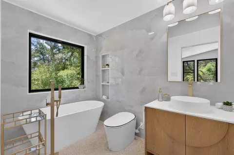 Bath - 7801 Law Ln, Loomis, CA 95650 photo 1 of 4