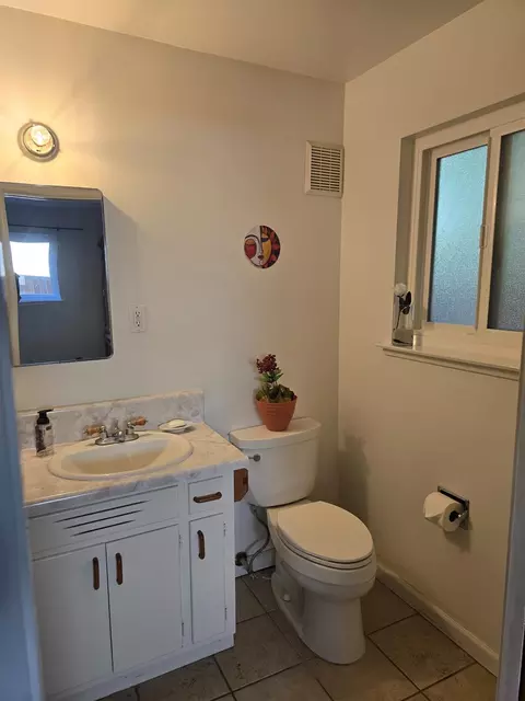 Bath - 1315 Aspen Pl, Davis, CA 95616 photo 3 of 3