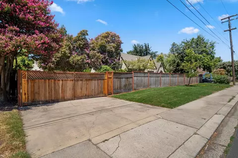 Exterior - 1015 College Ave, Modesto, CA 95350 photo 16 of 17