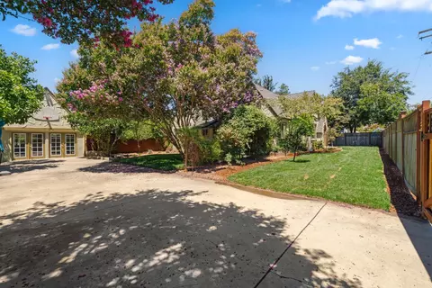 Exterior - 1015 College Ave, Modesto, CA 95350 photo 5 of 17