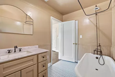 Bath - 1015 College Ave, Modesto, CA 95350 photo 3 of 3