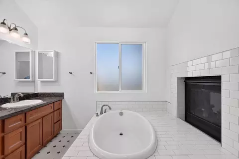 Bath - 911 Toro Ln, Lathrop, CA 95330 photo 3 of 4