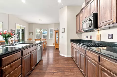 Kitchen - 671 Cathedral Way, Tracy, CA 95304 photo 4 of 8