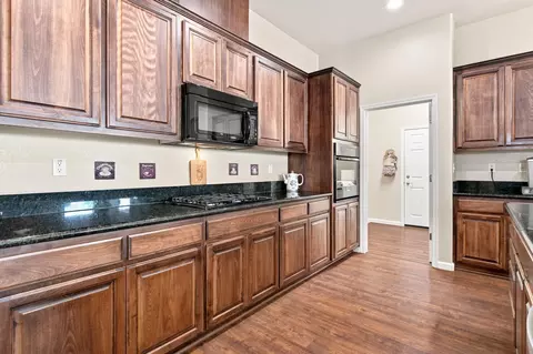 Kitchen - 671 Cathedral Way, Tracy, CA 95304 photo 5 of 8