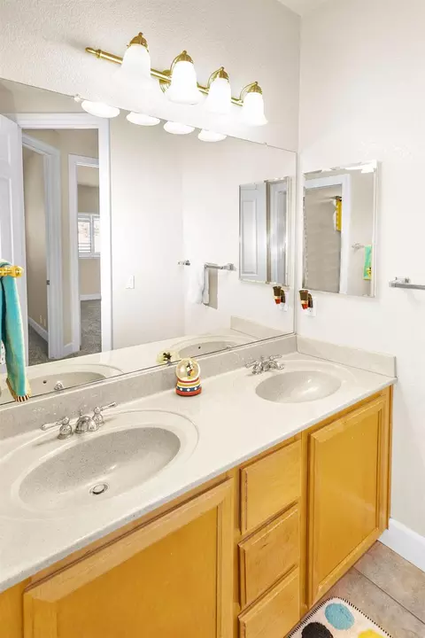 Bath - 2248 Cherry Tree Ln, Riverbank, CA 95367 photo 7 of 10