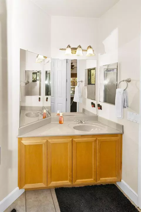 Bath - 2248 Cherry Tree Ln, Riverbank, CA 95367 photo 2 of 10