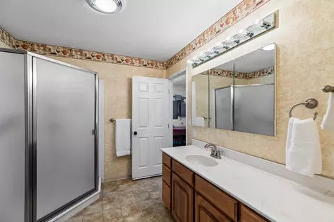 Bath - 20592 Ayers Rd, Escalon, CA 95320 photo 5 of 8
