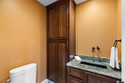 Bath - 20592 Ayers Rd, Escalon, CA 95320 photo 4 of 8