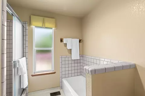Bath - 20592 Ayers Rd, Escalon, CA 95320 photo 6 of 8