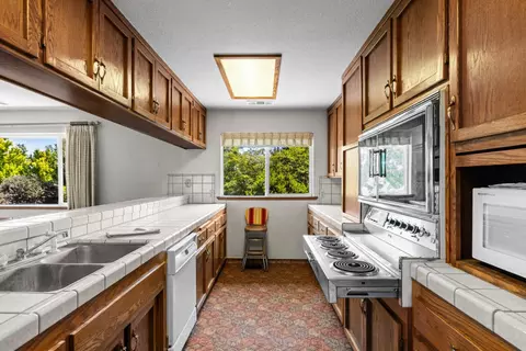Kitchen - 20592 Ayers Rd, Escalon, CA 95320 photo 3 of 3