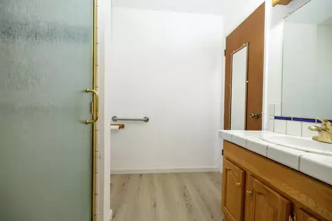 Bath - 2704 Aston Ct, Modesto, CA 95355 photo 2 of 5