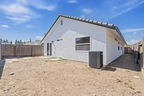 Exterior - 1129 La Mesa St, Escalon, CA 95320 photo 3 of 6