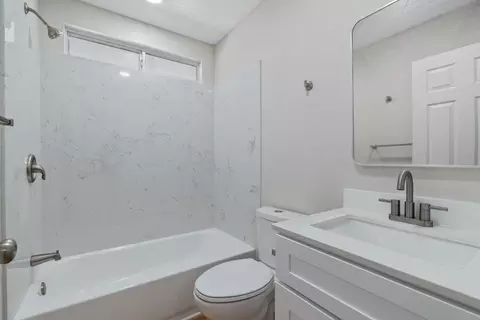 Bath - 1129 La Mesa St, Escalon, CA 95320 photo 1 of 3