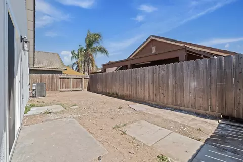 Exterior - 1129 La Mesa St, Escalon, CA 95320 photo 4 of 6