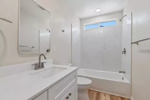 Bath - 1129 La Mesa St, Escalon, CA 95320 photo 3 of 3