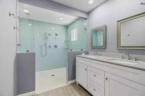 Bath - 209 Charles Ave, Manteca, CA 95336 photo 2 of 5
