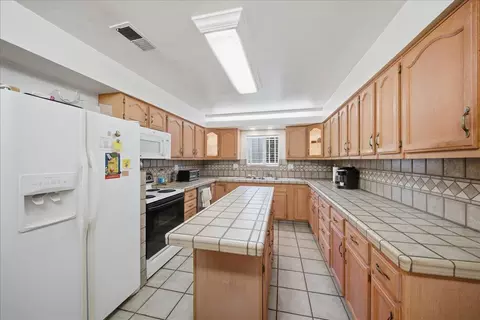 Kitchen - 5444 North Ave, Carmichael, CA 95608 photo 3 of 4
