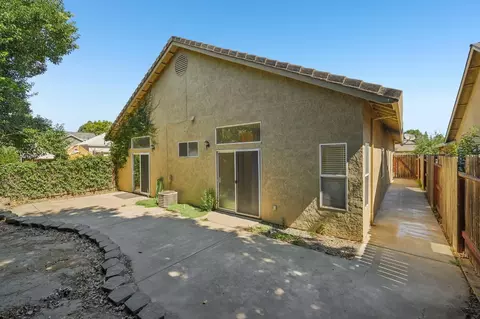 Exterior - 802 E Augusta St, Woodbridge, CA 95258 photo 4 of 5