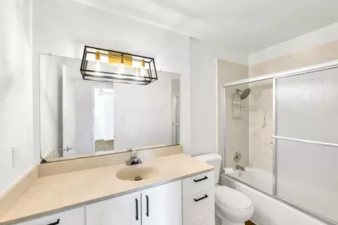 Bath - 4848 El Cemonte Ave #5, Davis, CA 95618 photo 2 of 5