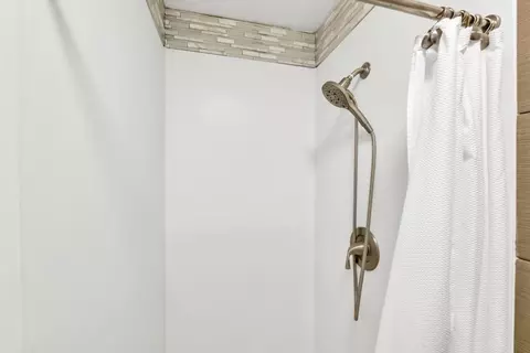 Bath - 4848 El Cemonte Ave #5, Davis, CA 95618 photo 5 of 5