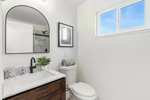 Bath - 764 Sequoia Blvd, Tracy, CA 95376 photo 2 of 2