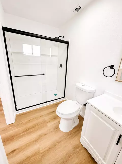 Bath - 4372 Evelyn Dr, Olivehurst, CA 95961 photo 2 of 3