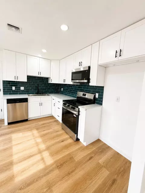 Kitchen - 4372 Evelyn Dr, Olivehurst, CA 95961 photo 3 of 4
