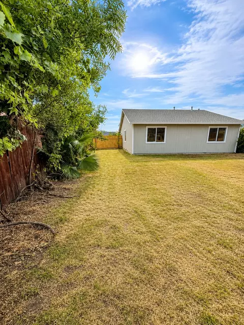 Exterior - 4372 Evelyn Dr, Olivehurst, CA 95961 photo 5 of 8