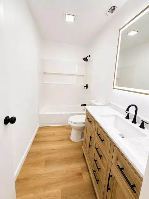 Bath - 4372 Evelyn Dr, Olivehurst, CA 95961 photo 1 of 3