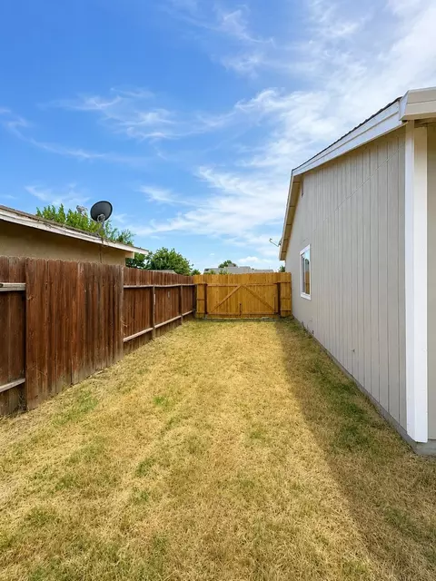 Exterior - 4372 Evelyn Dr, Olivehurst, CA 95961 photo 4 of 8