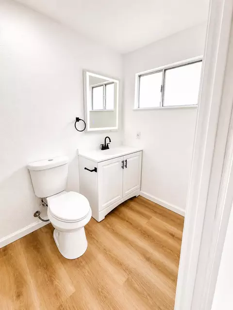Bath - 4372 Evelyn Dr, Olivehurst, CA 95961 photo 3 of 3