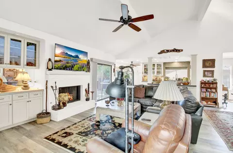 Living - 762 E Milgeo Ave, Ripon, CA 95366 photo 3 of 5