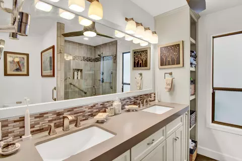 Bath - 762 E Milgeo Ave, Ripon, CA 95366 photo 2 of 3