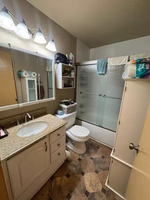 Bath - 711 E Longview Ave, Stockton, CA 95207 photo 1 of 2