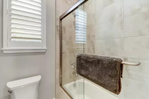 Bath - 910 Fallen Timber Ct, Rocklin, CA 95765 photo 5 of 7