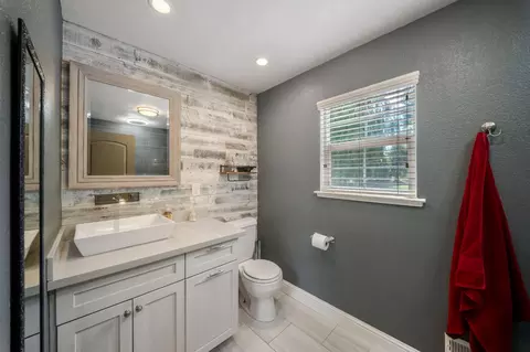 Bath - 18051 S Arboreal Way, Ripon, CA 95366 photo 2 of 4