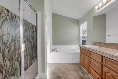 Bath - 1163 Bailey Dr, Ripon, CA 95366 photo 1 of 2