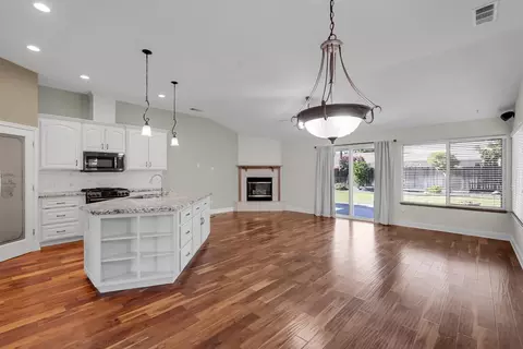Living - 1163 Bailey Dr, Ripon, CA 95366 photo 2 of 4