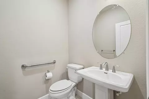Bath - 991 Camborne Dr, Manteca, CA 95336 photo 2 of 3