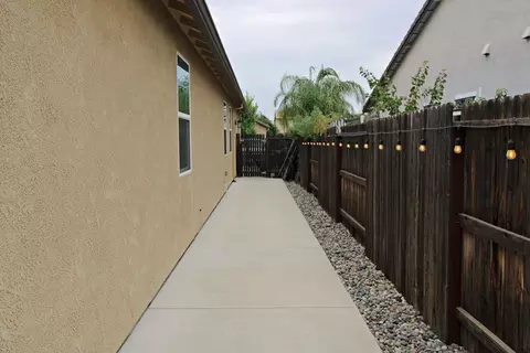 Entry Way - 286 Columbus Dr, Manteca, CA 95337 photo 5 of 5