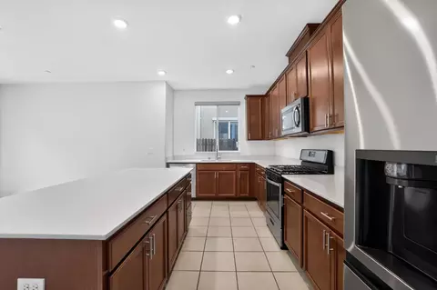 Kitchen - 3209 Auburn Leaf Loop, Folsom, CA 95630 photo 3 of 4