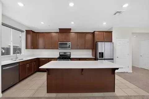 Kitchen - 3209 Auburn Leaf Loop, Folsom, CA 95630 photo 4 of 4