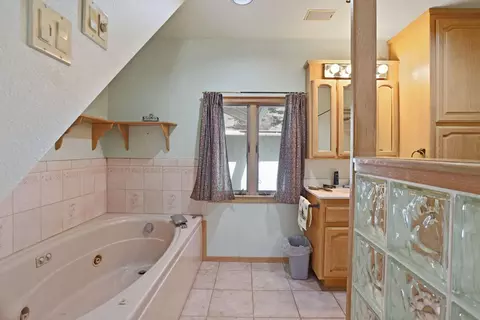 Bath - 13806 Wells Ln, Lodi, CA 95240 photo 1 of 3