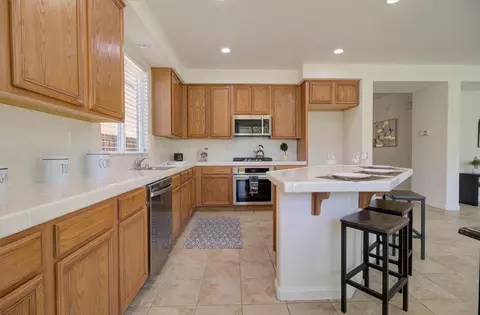 Kitchen - 660 Bramblewood Ave, Lathrop, CA 95330 photo 4 of 7